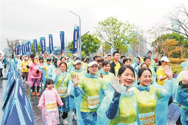龍華區(qū)舉辦2025年世界孤獨(dú)癥日健康公益跑活動(dòng)——700市民為愛(ài)奔跑 傳遞公益正能量(圖1)