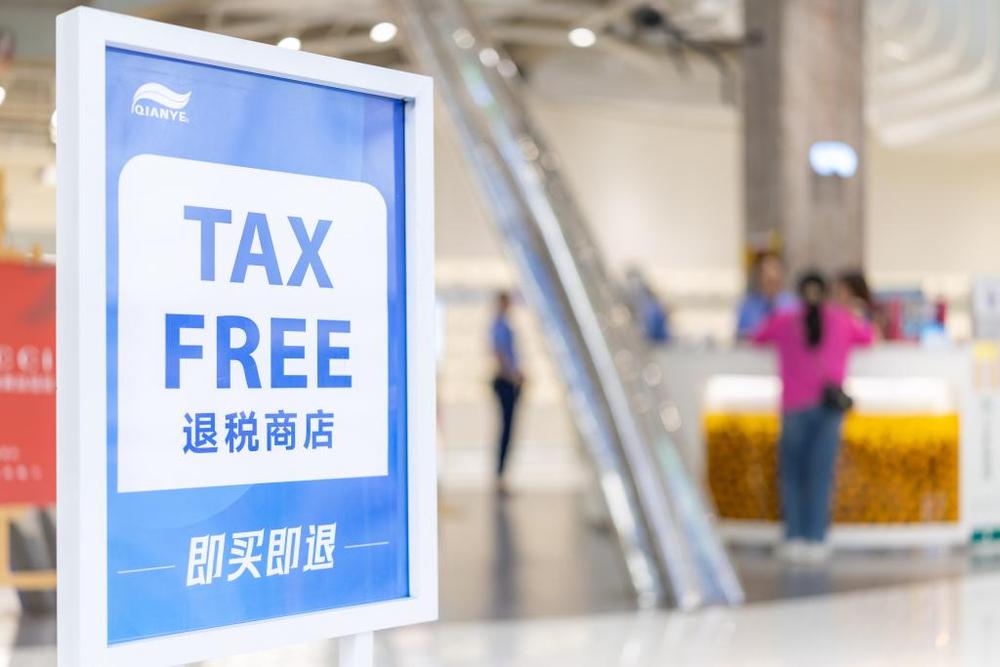 新華視點(diǎn)丨外國(guó)游客“在華掃貨”熱：“帶空箱子到中國(guó)！”(圖1)